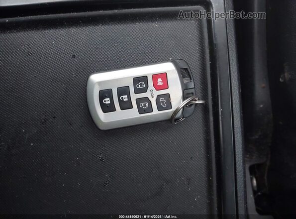 5TDXZ3DC3JS926031 2018 TOYOTA SIENNA Silver Dashboard view