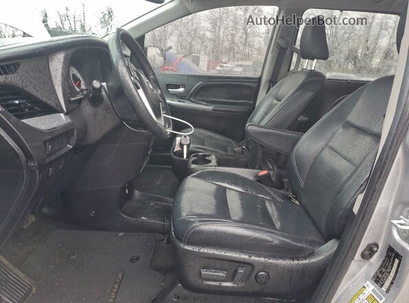 5TDXZ3DC6JS949870 2018 TOYOTA SIENNA Silver Vista interior delantera