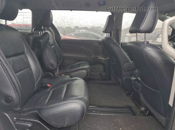 5TDXZ3DC6JS949870 2018 TOYOTA SIENNA Silver Vista interior trasera