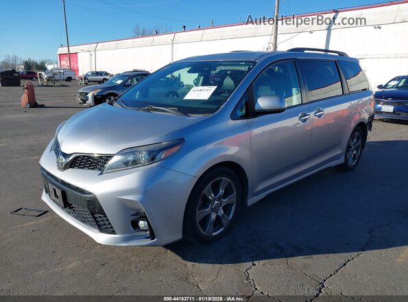 5TDXZ3DC8JS965830 2018 TOYOTA SIENNA Серебряный Передняя левая четверть