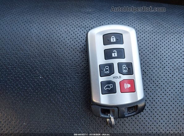 5TDXZ3DC8JS965830 2018 TOYOTA SIENNA Серебряный Вид панели приборов