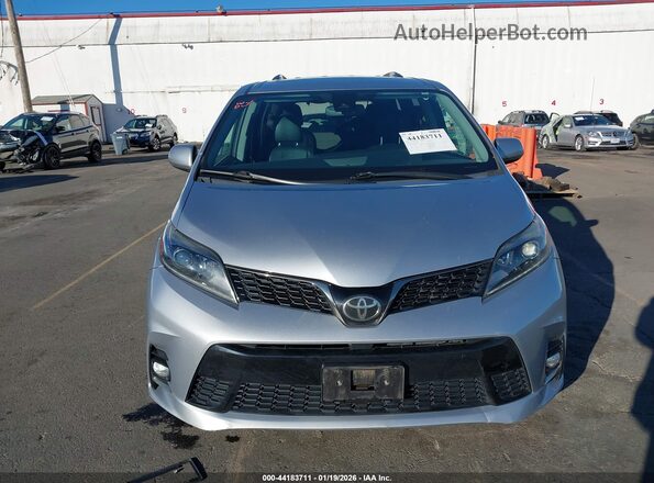 5TDXZ3DC8JS965830 2018 TOYOTA SIENNA Серебряный Вид задней части салона