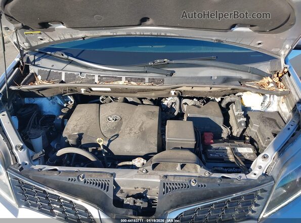 5TDXZ3DC8JS965830 2018 TOYOTA SIENNA Серебряный Вид сзади