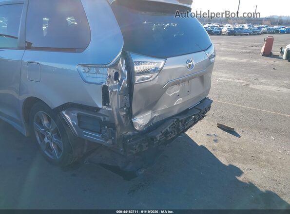 5TDXZ3DC8JS965830 2018 TOYOTA SIENNA Серебряный Вид спереди