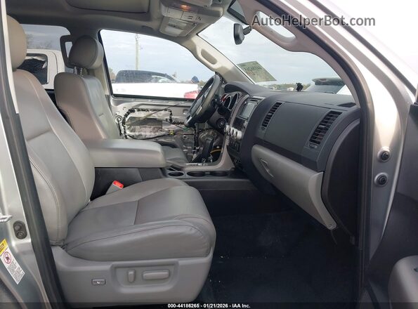 5TDZY5G17GS066063 2016 TOYOTA SEQUOIA Серебряный Вид салона спереди