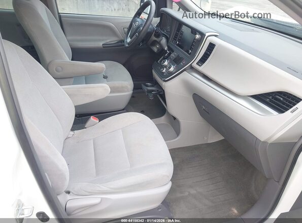 5TDZZ3DC3JS913756 2018 TOYOTA SIENNA Белый Вид салона спереди