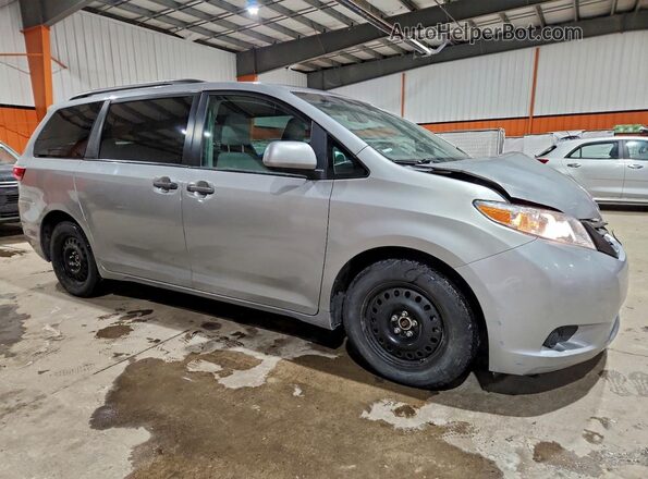 5TDZZ3DC6HS772921 2017 TOYOTA SIENNA Серебряный Передняя правая четверть