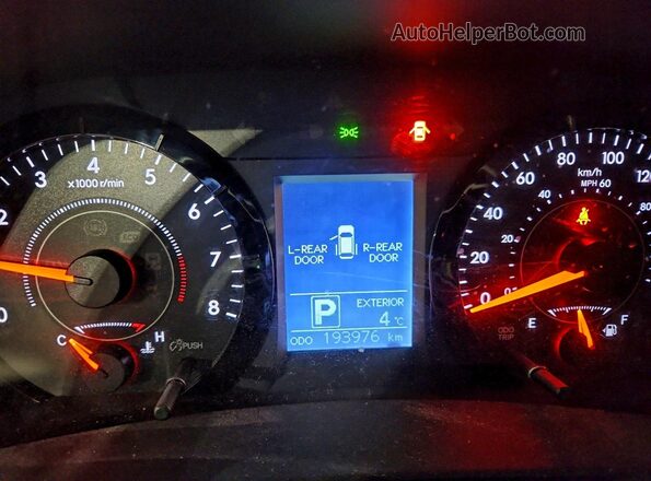 5TDZZ3DC6HS772921 2017 TOYOTA SIENNA Серебряный Вид щитка приборов