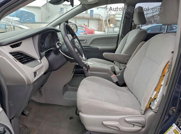 5TDZZ3DC7JS957520 2018 TOYOTA SIENNA Blue წინა სალონის ხედი