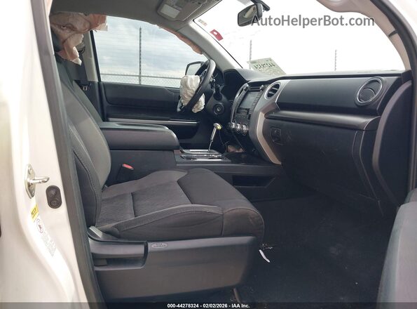 5TFDW5F14GX550929 2016 TOYOTA TUNDRA Белый Вид салона спереди