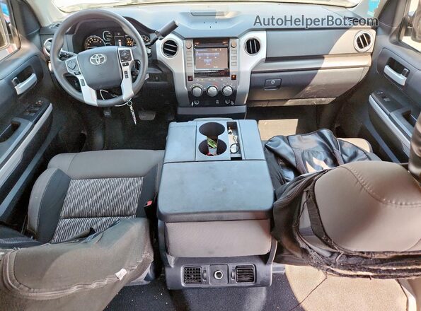 5TFEM5F15JX132767 2018 TOYOTA TUNDRA Серебряный Вид панели приборов