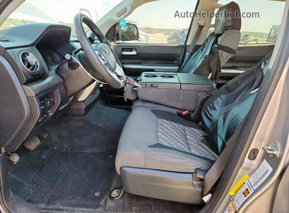 5TFEM5F15JX132767 2018 TOYOTA TUNDRA Серебряный Вид салона спереди