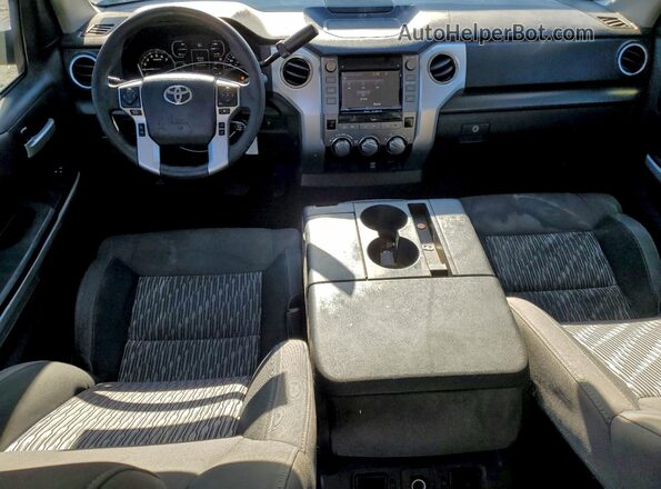 5TFEM5F19JX133601 2018 TOYOTA TUNDRA Серый Вид панели приборов