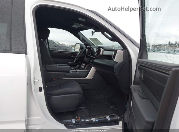5TFLA5DB0TX345365 2026 TOYOTA TUNDRA Белый Вид салона спереди