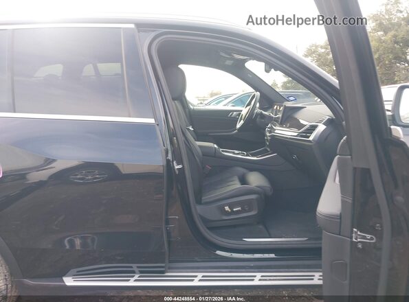 5UX13EU06T9053030 2026 BMW X5 Черный Вид салона спереди