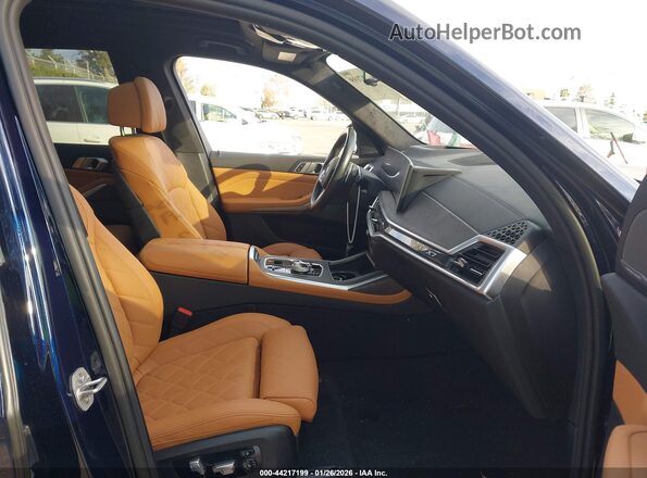 5UX23EM00R9S13092 2024 BMW X7 Dark Blue Вид салона спереди