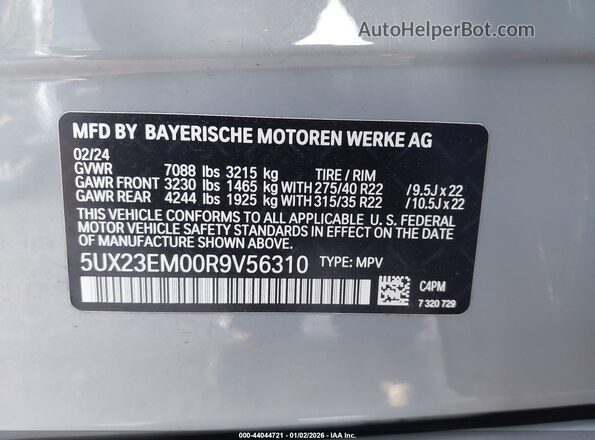5UX23EM00R9V56310 2024 BMW X7 Gray Vista del compartimento del motor