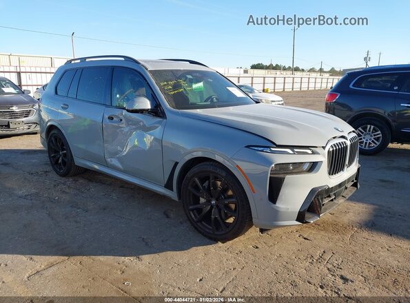 5UX23EM00R9V56310 2024 BMW X7 Gray Delantero derecho
