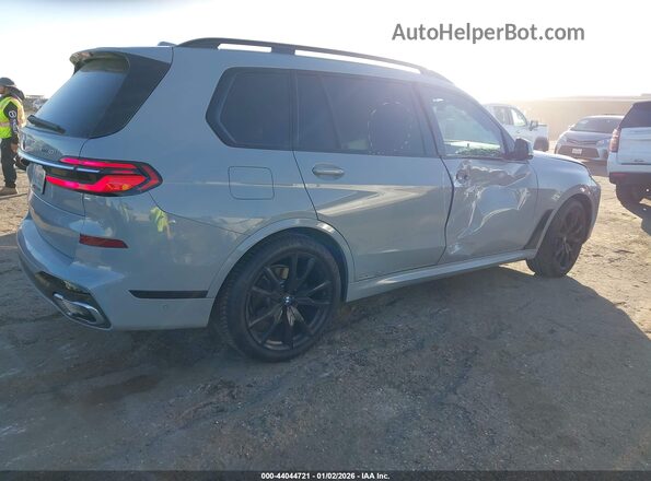 5UX23EM00R9V56310 2024 BMW X7 Gray Vista interior trasera