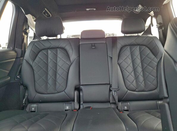 5UX23EM01P9P32889 2023 BMW X7 White Vista de los asientos traseros