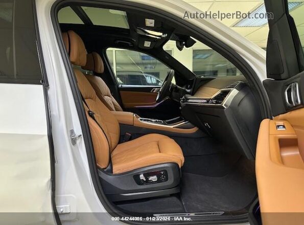 5UX23EM02T9158734 2026 BMW X7 Белый Вид салона спереди