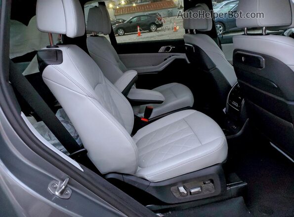 5UX23EM03P9N55875 2023 BMW X7 Gray Widok wnętrza z tyłu