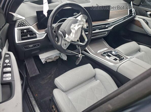 5UX23EM03P9N55875 2023 BMW X7 Gray Widok deski rozdzielczej
