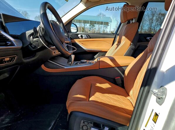 5UX23EM03P9R02086 2023 BMW X7 White Вид салону спереду