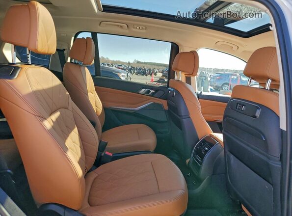 5UX23EM03P9R02086 2023 BMW X7 White Вид задньої частини салону