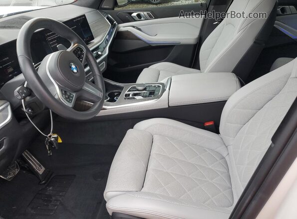 5UX23EM03R9S17069 2024 BMW X7 White Вид салону спереду