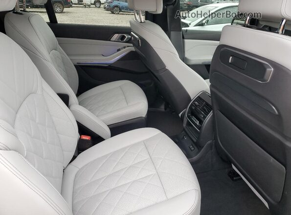 5UX23EM03R9S17069 2024 BMW X7 White Вид задньої частини салону
