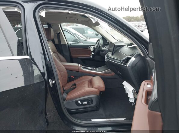 5UX23EM08R9U67598 2024 BMW X7 Black Вид салону спереду