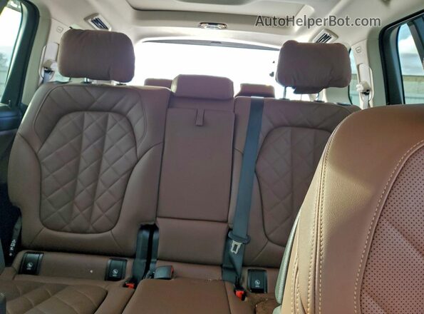 5UX23EM09R9T49222 2024 BMW X7 Tan Vista de los asientos traseros