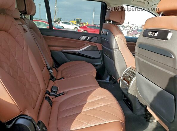 5UX23EM09R9T49222 2024 BMW X7 Tan Vista interior trasera