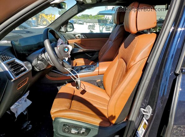 5UX23EM09T9045220 2026 BMW X7 Blue Vista interior delantera