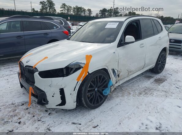 5UX23EU07R9T45539 2024 BMW X5 White წინა მარცხენა ხედი სამი მეოთხედიდან