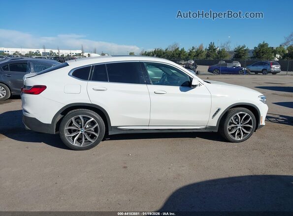 5UX2V1C03LLE68028 2020 BMW X4 White Widok wnętrza z tyłu