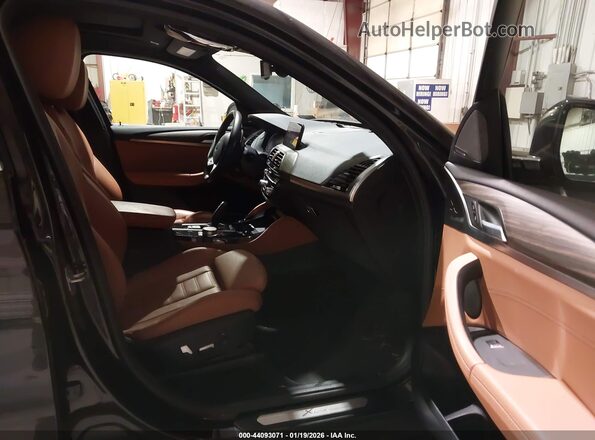 5UX2V1C04M9D87148 2021 BMW X4 Gray Vista interior delantera