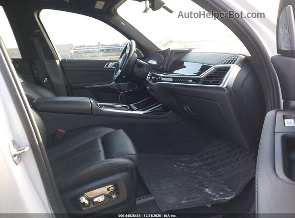 5UX33EM07R9U16162 2024 BMW X7 White Вид салону спереду