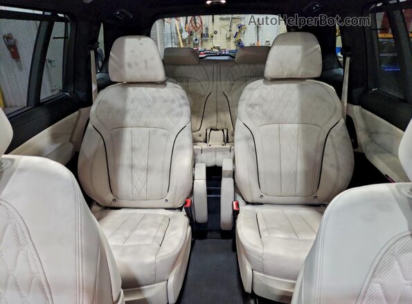 5UX33EM09T9045559 2026 BMW X7 White Widok tylnych siedzeń