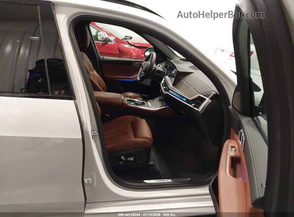 5UX43EU09S9X02623 2025 BMW X5 Белый Вид салона спереди