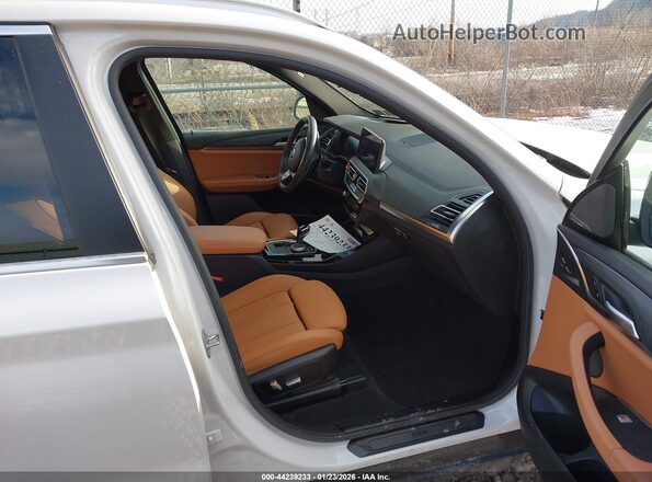 5UX53DP01P9S65668 2023 BMW X3 White Front interior view