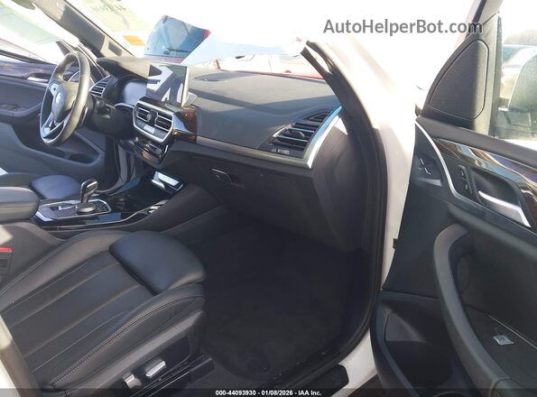 5UX53DP0XP9S11396 2023 BMW X3 White Widok wnętrza z przodu