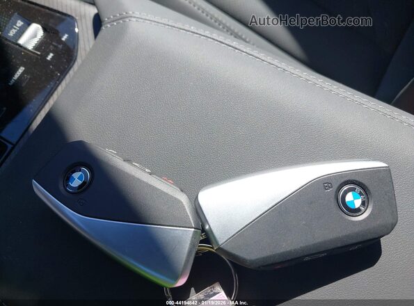 5UX53GP08S9092578 2025 BMW X3 Красный Вид панели приборов