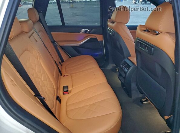5UXCR6C08P9N73119 2023 BMW X5 White Vista interior trasera