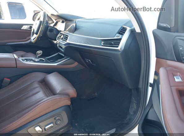 5UXCW2C00N9M49974 2022 BMW X7 Белый Вид салона спереди