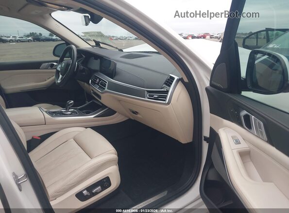 5UXCW2C01L9C50836 2020 BMW X7 Белый Вид салона спереди