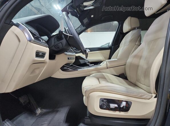 5UXCW2C09M9F03516 2021 BMW X7 Charcoal წინა სალონის ხედი