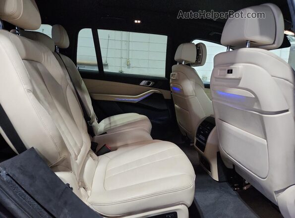 5UXCW2C09M9F03516 2021 BMW X7 Charcoal უკანა სალონის ხედი