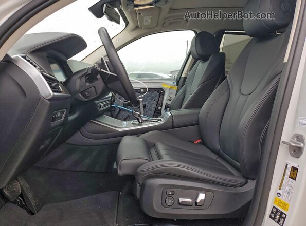 5UXCW2C09N9K25294 2022 BMW X7 Белый Вид салона спереди